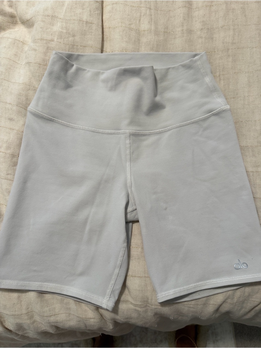 ALO Yoga Light cream High-Rise Biker Shorts